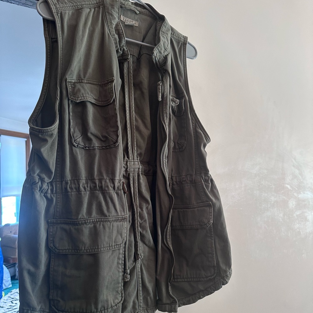 Army green vest with pockets